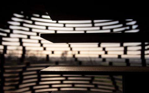 In de Kerk van Borgloon met focus op korte metalen profielen